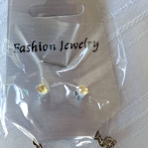 Ladies pendant necklace and earring set Nwt - Picture 5 of 5